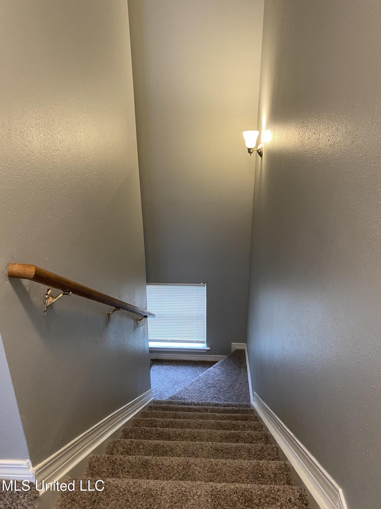 229 Milray Lane Gulfport, MS 39507 - Photo 6 of 10 Staircase
