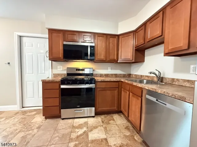 $450,000 | 6 Twain Court, Freehold, NJ 07728