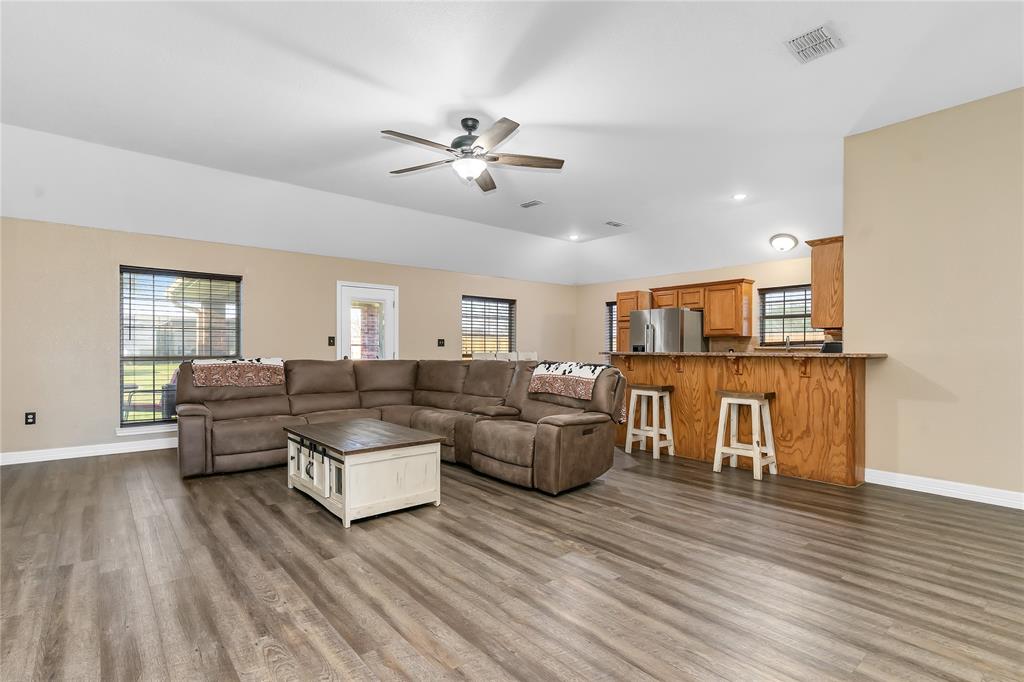 803 Green Street Rio Vista, TX 76093 - Photo 6 of 24