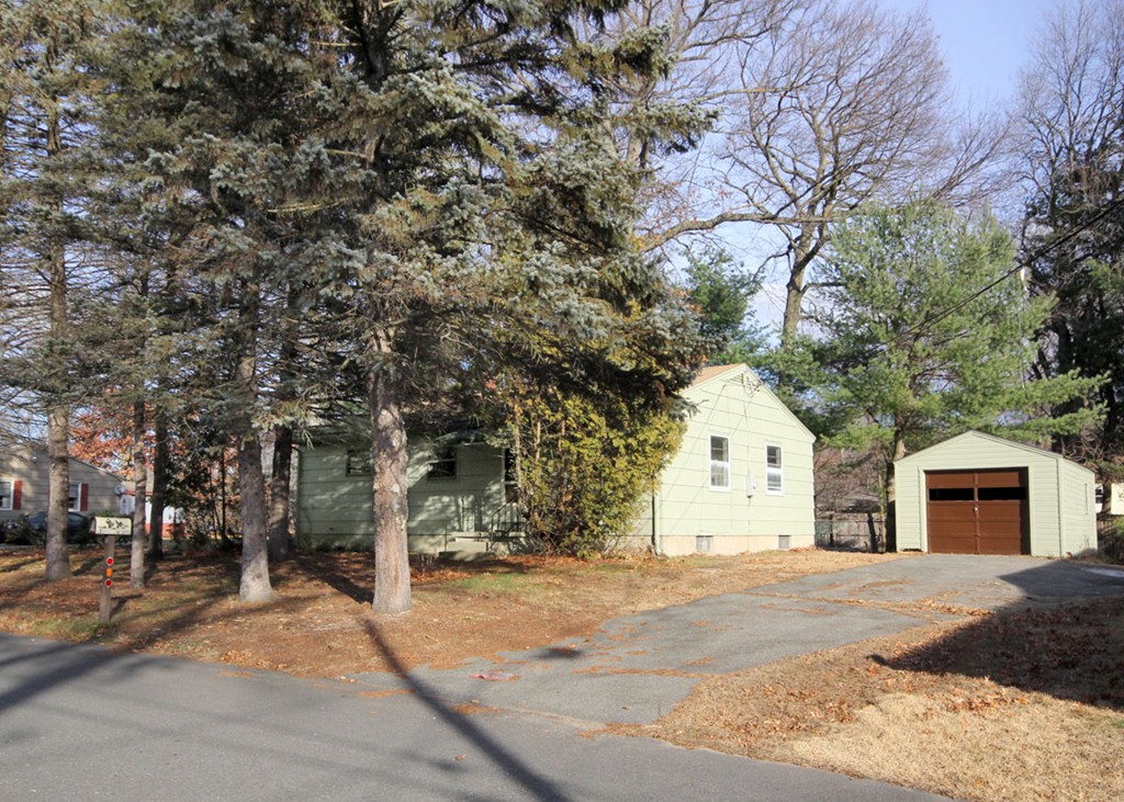 241 Newhouse Street Springfield, MA 01118 - Photo 3 of 15 Gallery Image 3