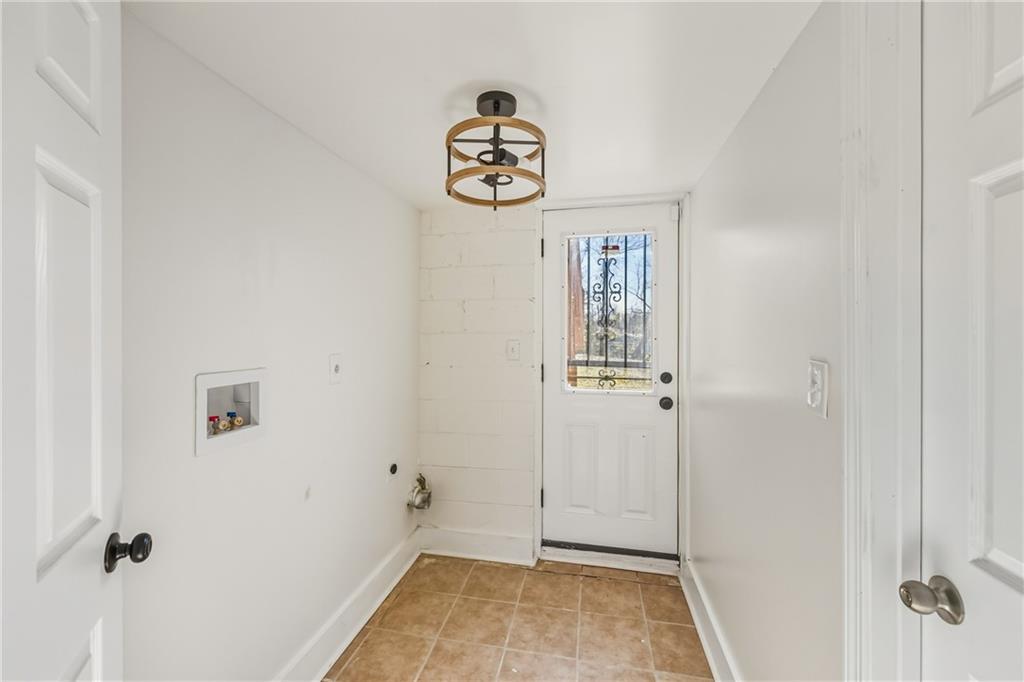 3822 Stephanie Drive Southwest Atlanta, GA 30331 - Photo 20 of 28 a view of a hallway with closet