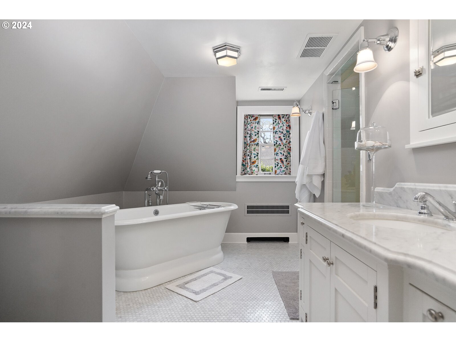 460 Leffelle Street South Salem, OR 97302 - Photo 22 of 48 a bathroom with a sink mirror toilet and next to a window