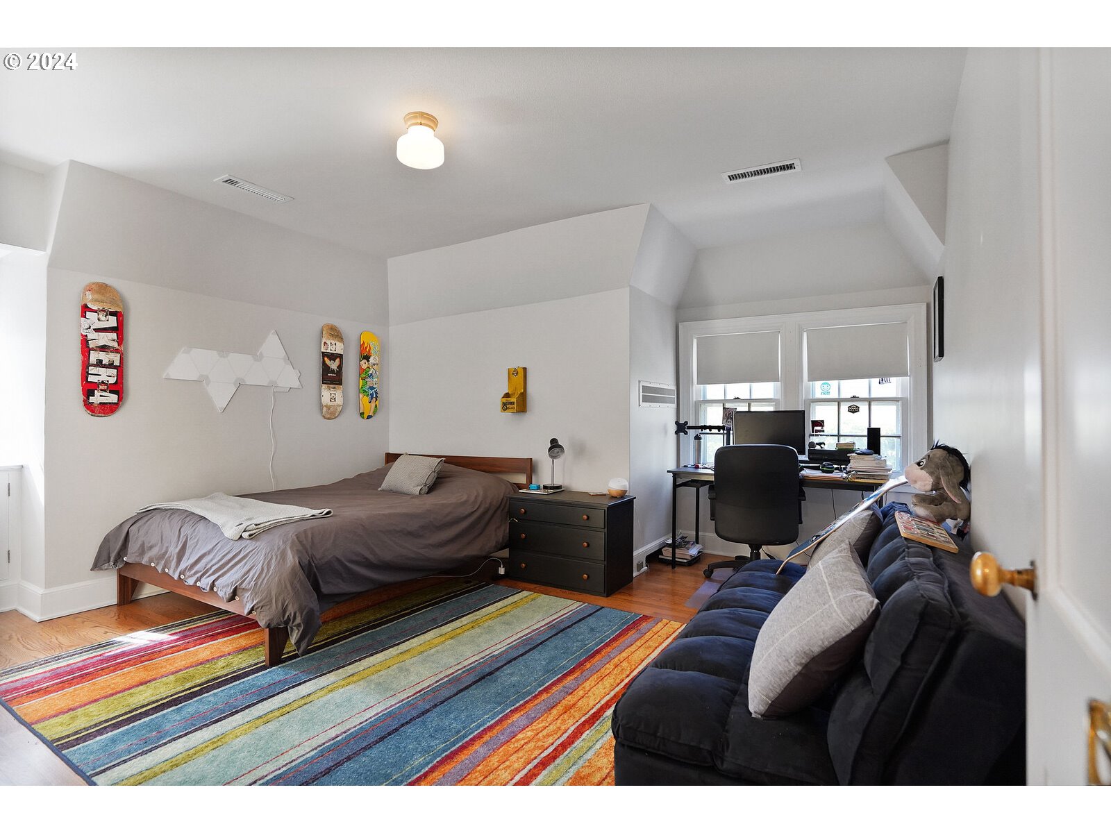460 Leffelle Street South Salem, OR 97302 - Photo 28 of 48 a living room with furniture and a couch