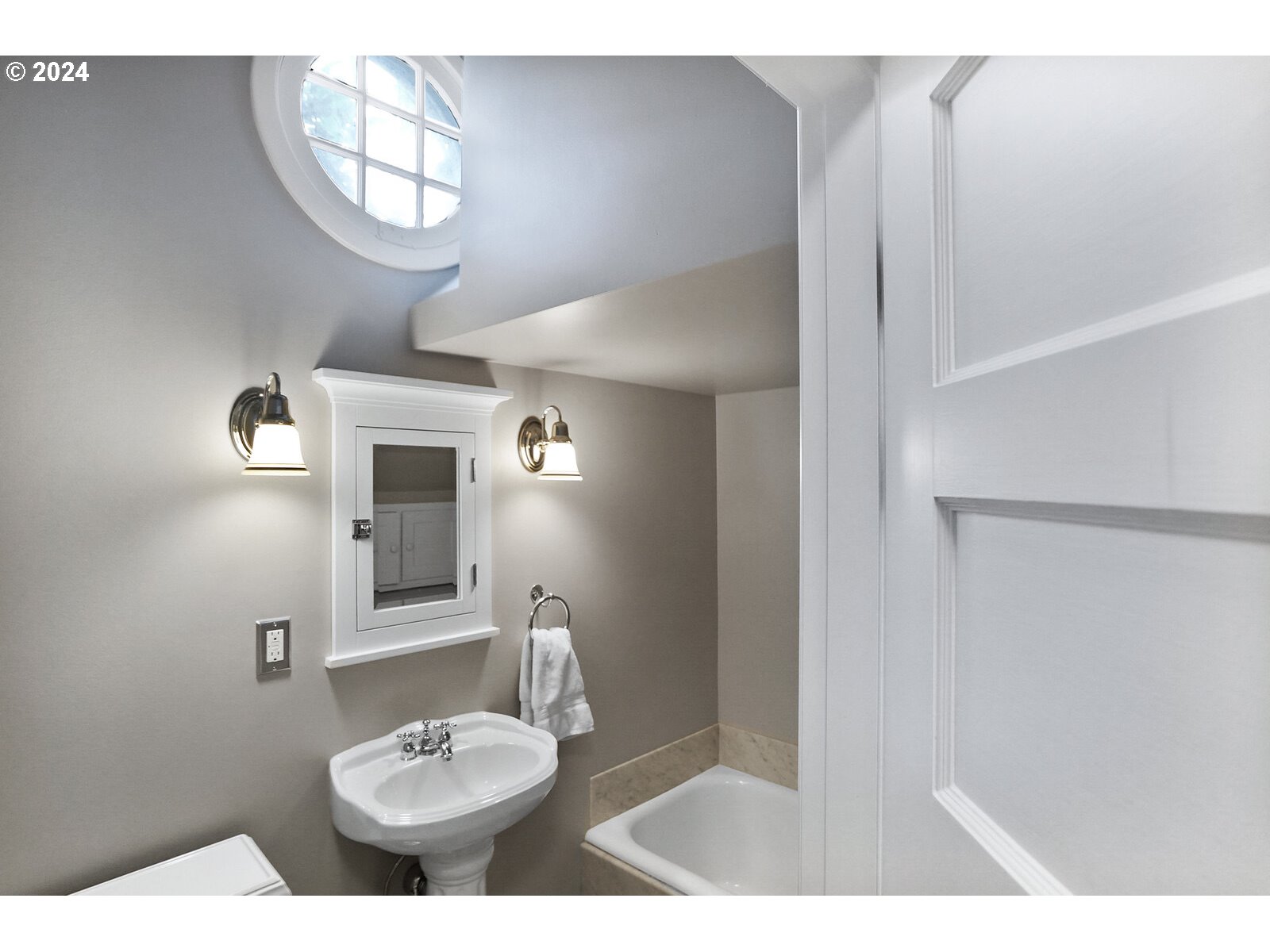 460 Leffelle Street South Salem, OR 97302 - Photo 30 of 48 a bathroom with a sink and a mirror
