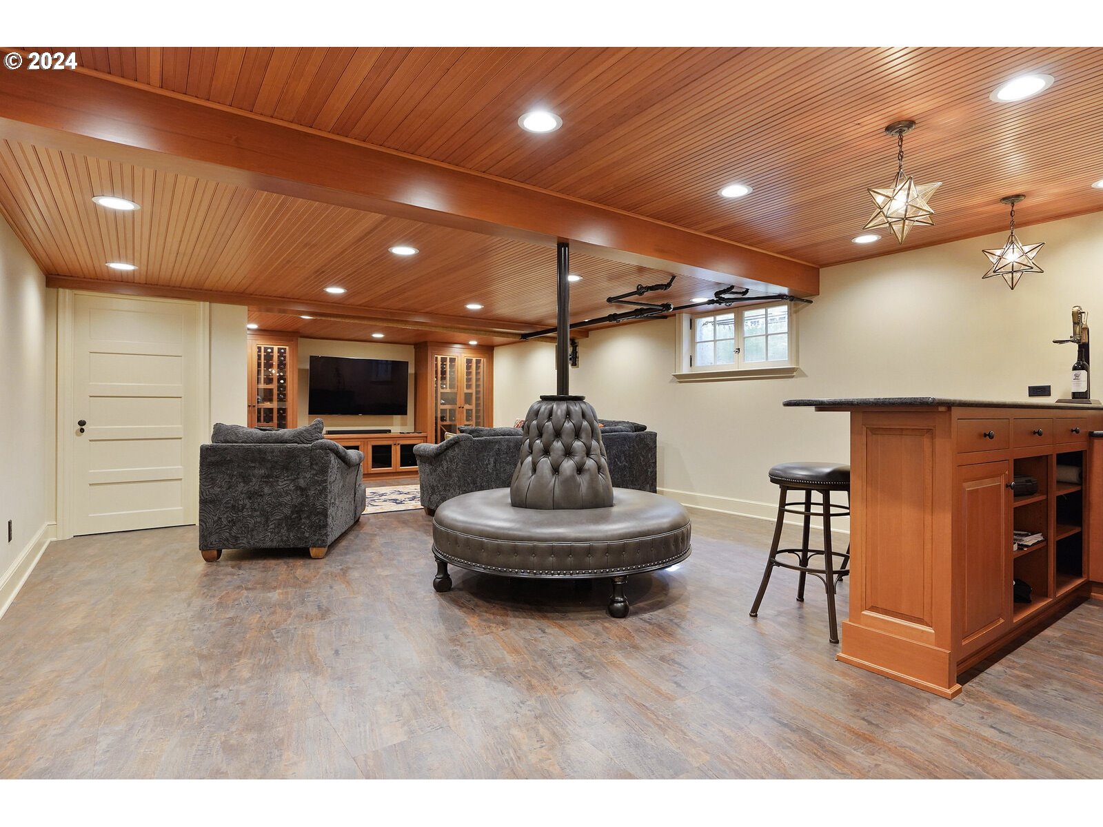 460 Leffelle Street South Salem, OR 97302 - Photo 31 of 48 a living room with furniture and a flat screen tv