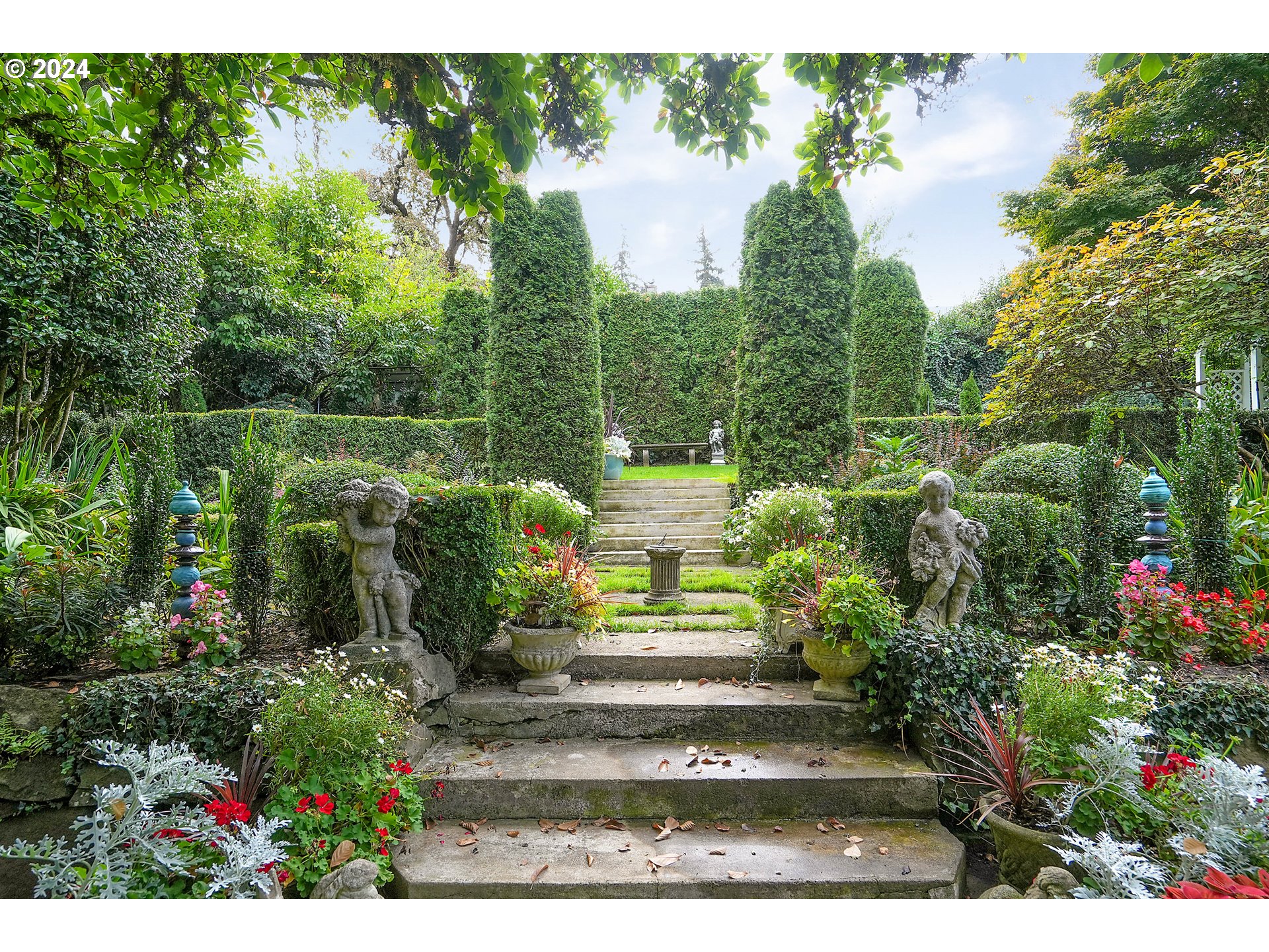 460 Leffelle Street South Salem, OR 97302 - Photo 39 of 48 a view of a garden with a fountain