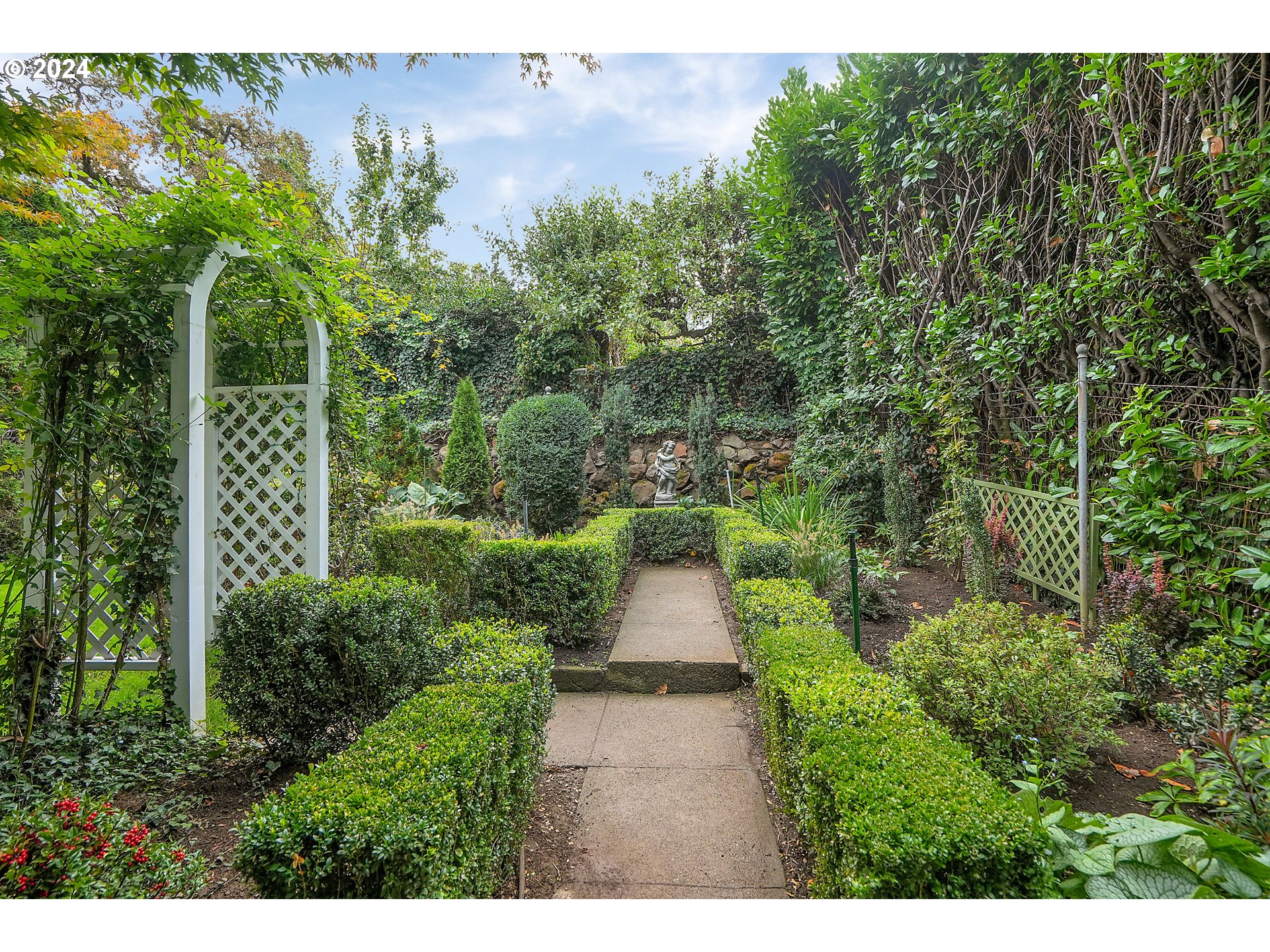 460 Leffelle Street South Salem, OR 97302 - Photo 41 of 48 a view of a pathway both side of yard