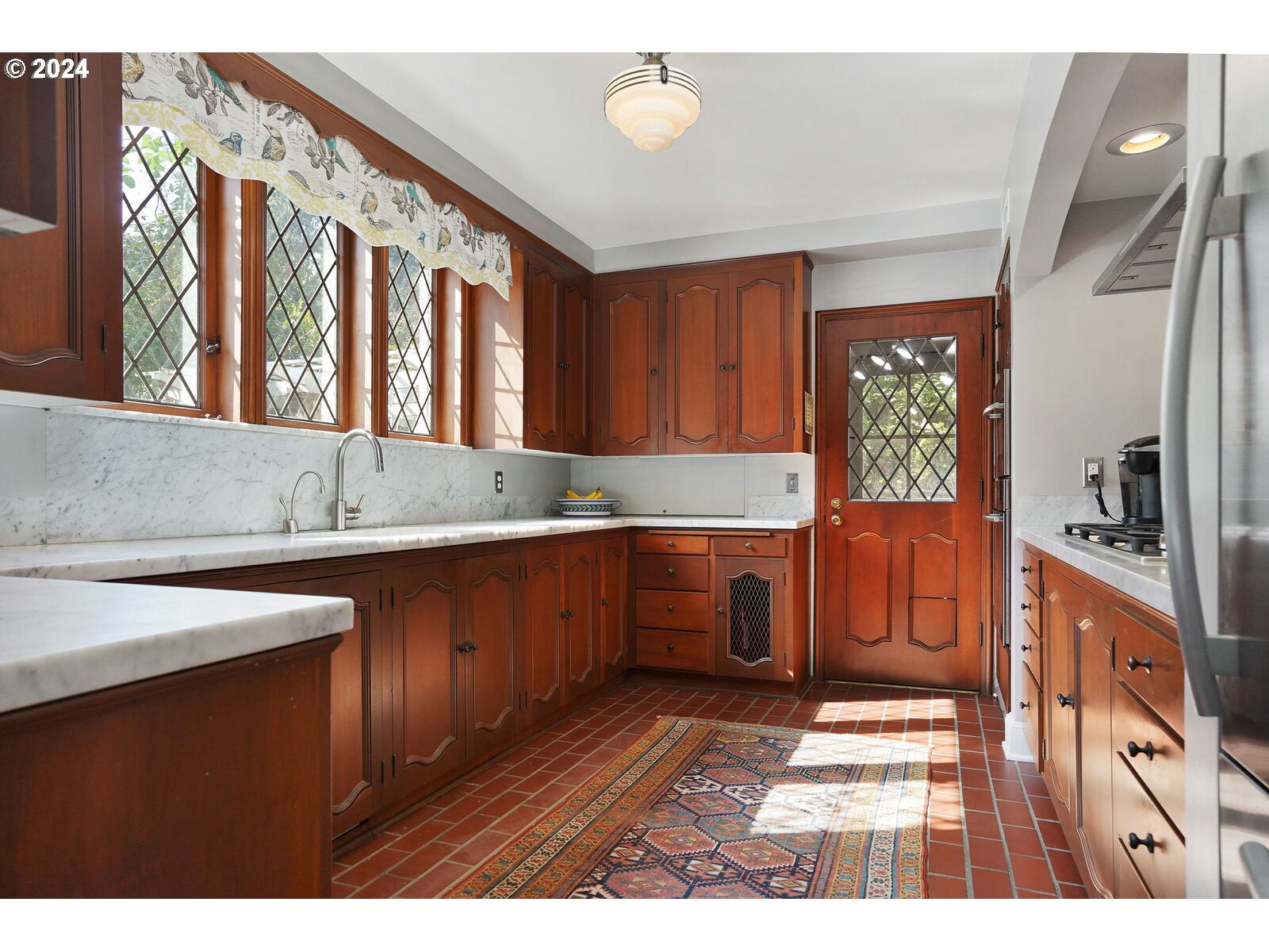 460 Leffelle Street South Salem, OR 97302 - Photo 9 of 48 a kitchen with granite countertop a stove a sink and a cabinets