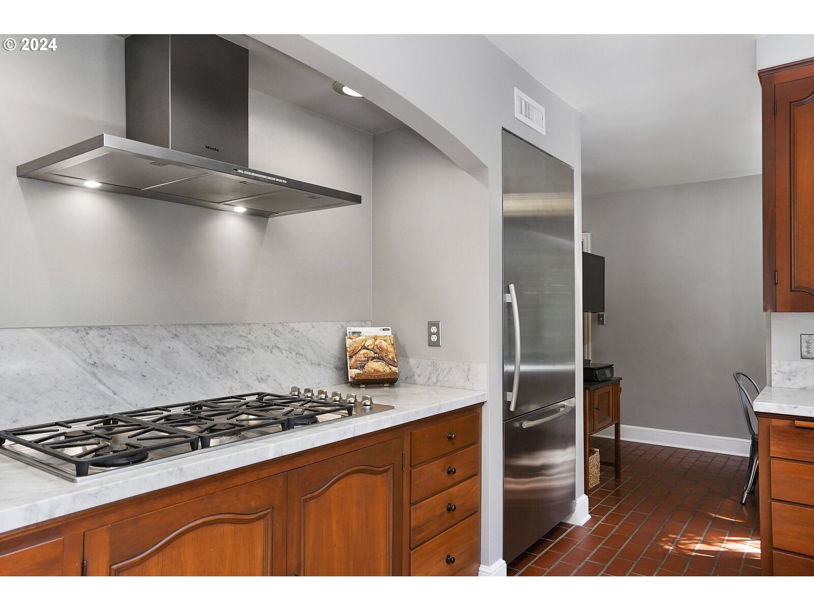 460 Leffelle Street South Salem, OR 97302 - Photo 10 of 48 a kitchen with granite countertop a stove and a refrigerator