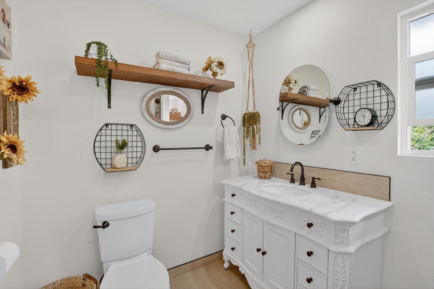 1042 Norfolk Road Livermore, CA 94551 - Photo 29 of 43 Hallway guest bath