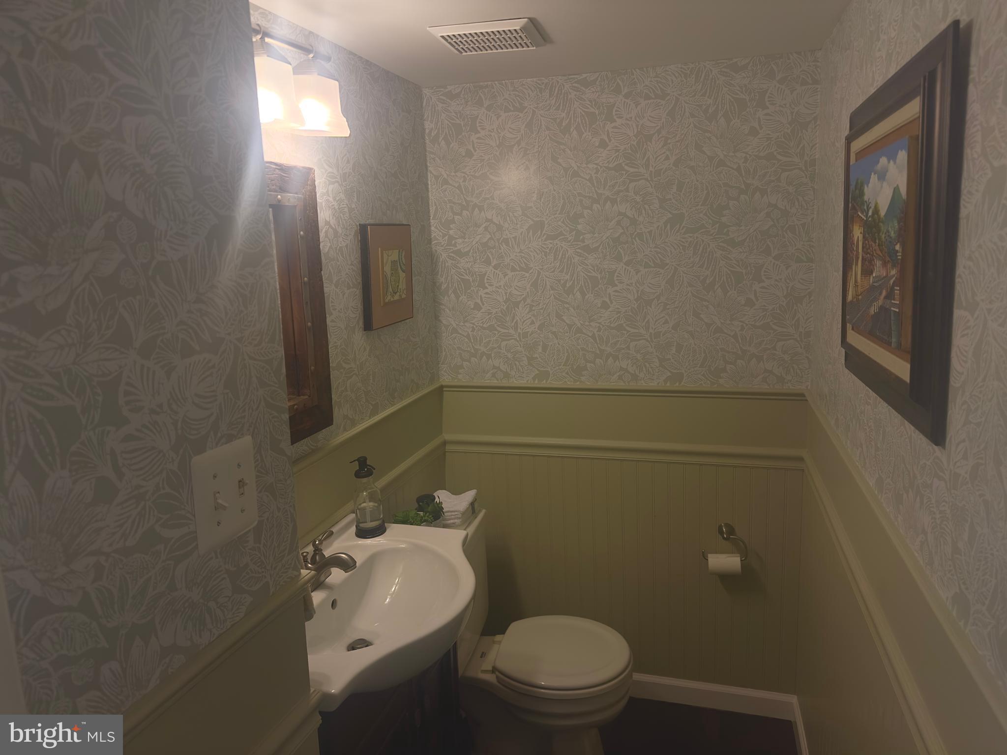 19829 Wheelwright Drive Gaithersburg, MD 20886 - Photo 20 of 35 a bathroom with a toilet sink and shower