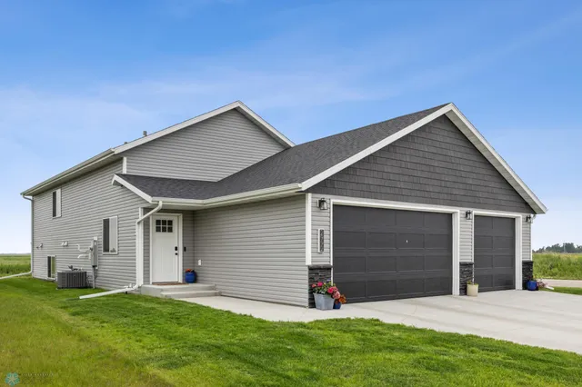 $375,000 | 2992 74th Avenue South, Fargo, ND 58104