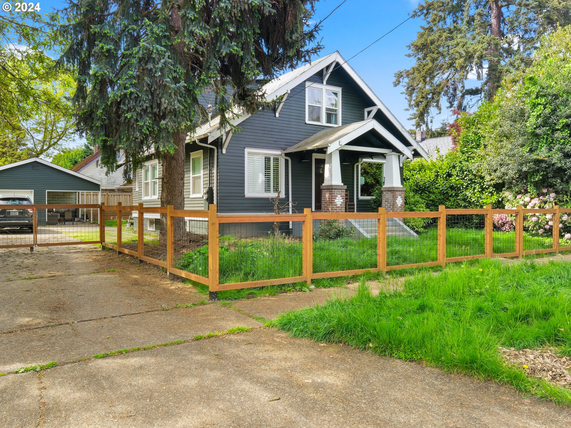 6676 North Mears Street Portland, OR 97203 - Photo 18 of 21 front view of a house with a yard