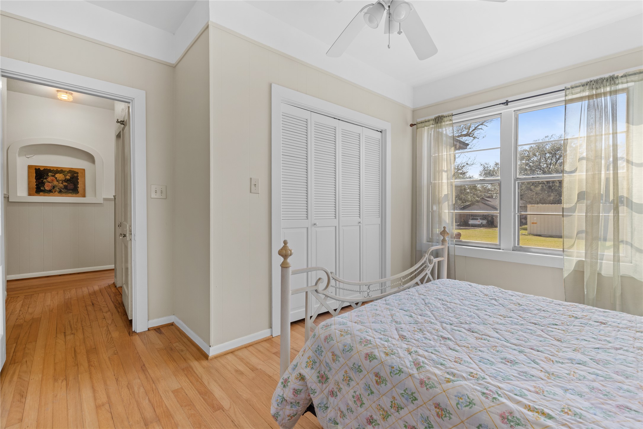 18218 Buck Road Washington, TX 77880 - Photo 20 of 32 a bedroom with a bed and a window