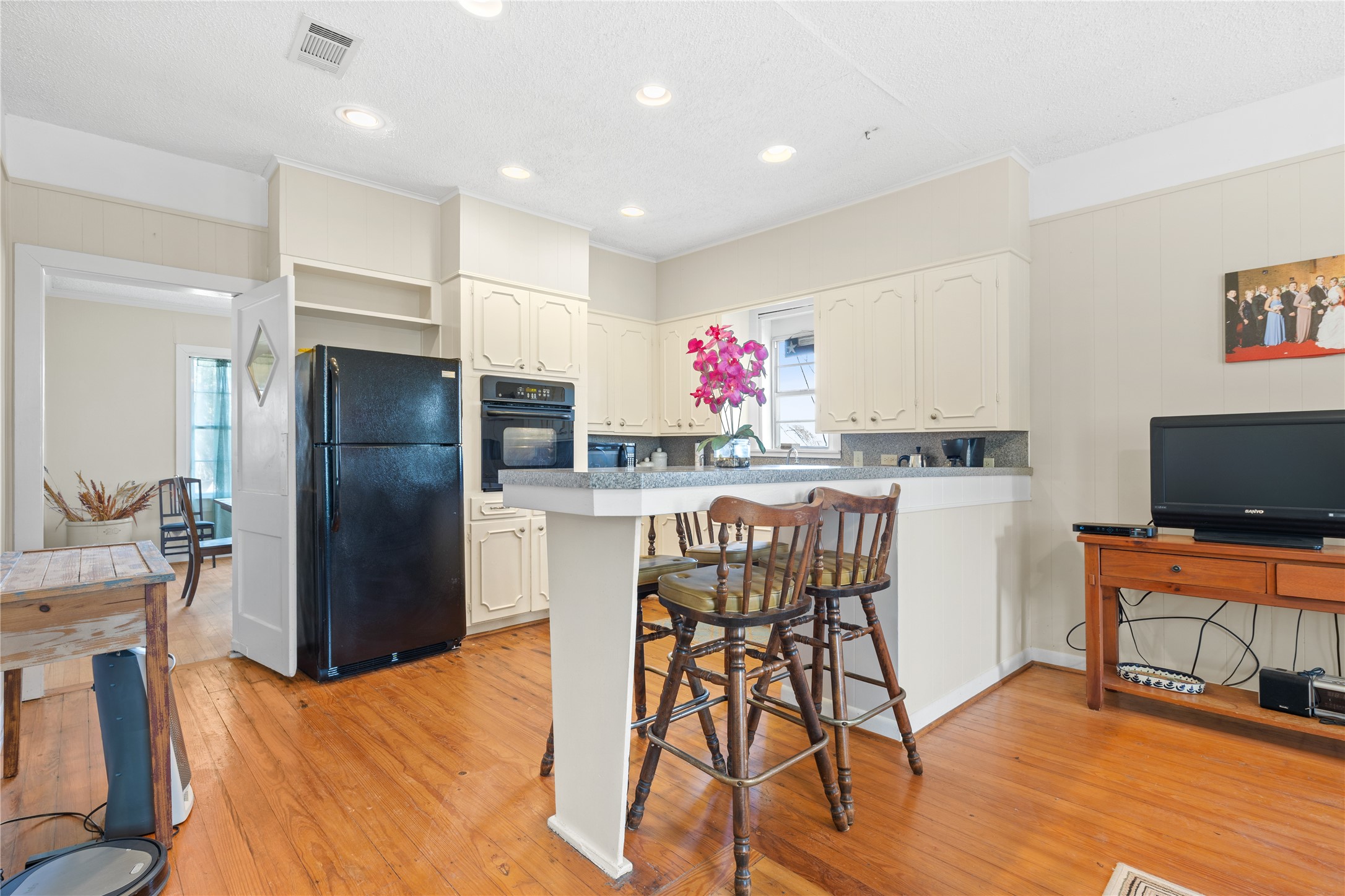 18218 Buck Road Washington, TX 77880 - Photo 10 of 32 a kitchen with stainless steel appliances kitchen island granite countertop a refrigerator and microwave