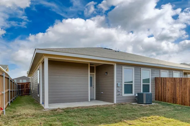 a view of a house with backyard