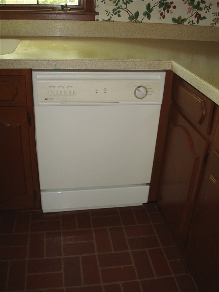 156 Maywood Avenue Rochester, MI 48307 - Photo 14 of 61 31291465-18.JPG