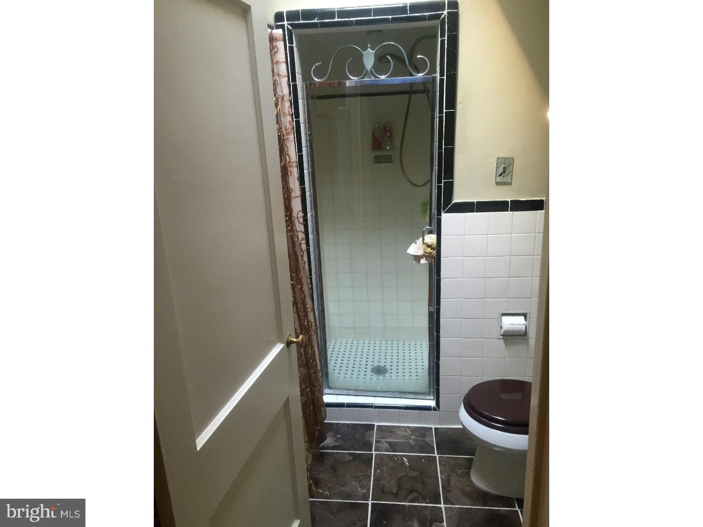 217 Glendale Road Upper Darby, PA 19082 - Photo 5 of 17