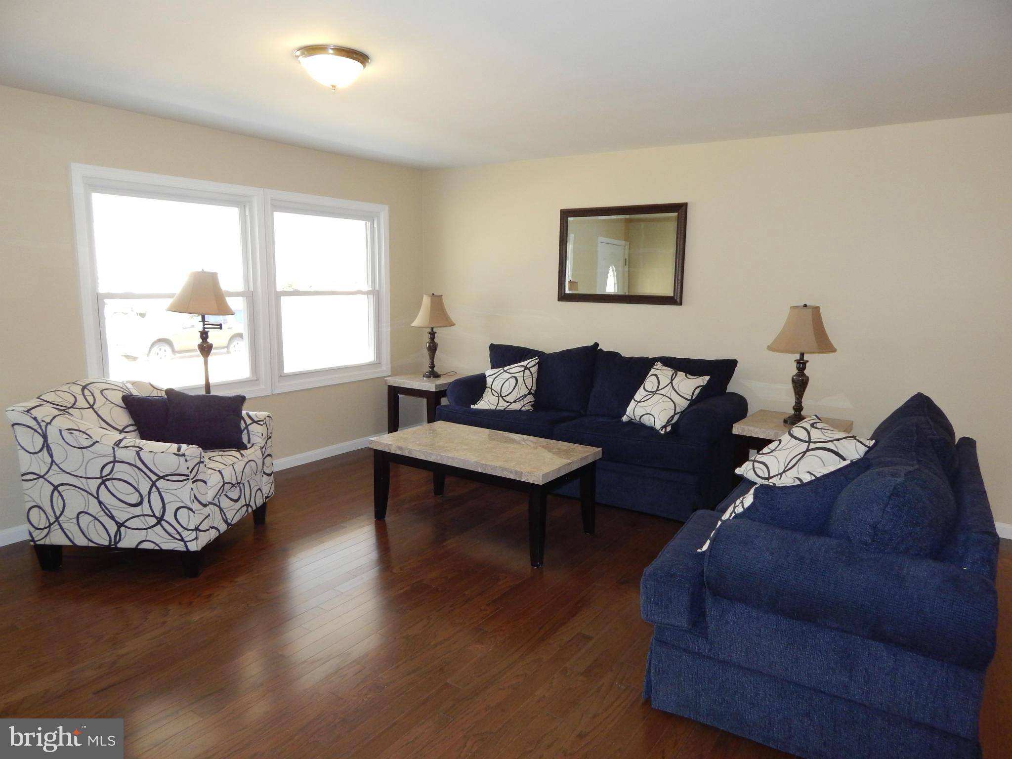 1107 Harvard Road Waldorf, MD 20602 - Photo 10 of 27 Living Room