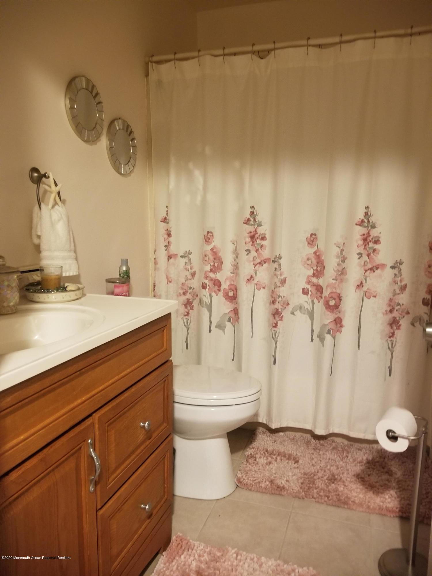 10 Gull Way Keyport, NJ 07735 - Photo 19 of 40 Full main Bath