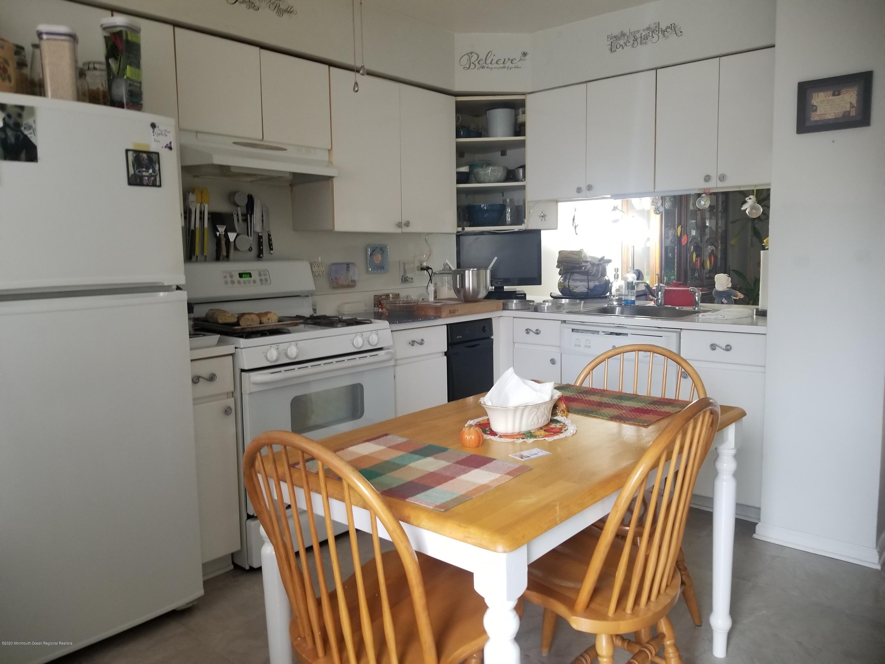 10 Gull Way Keyport, NJ 07735 - Photo 9 of 40 Eat-In Kitchen