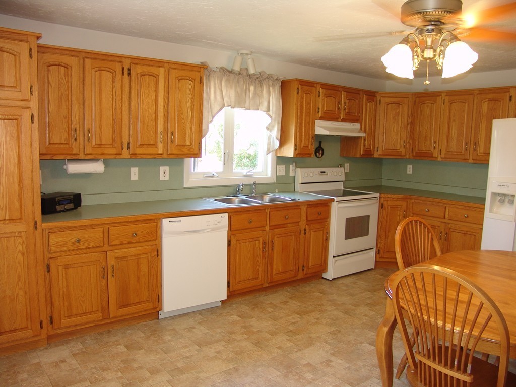 458 Massasoit Road Worcester, MA 01604 - Photo 4 of 25 Gallery Image 4