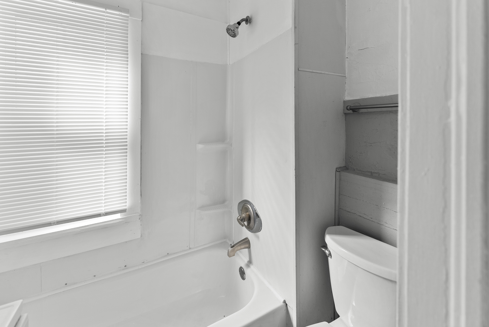 615 44th Street Rock Island, IL 61201 - Photo 17 of 22 a bathroom with a toilet and a bathtub
