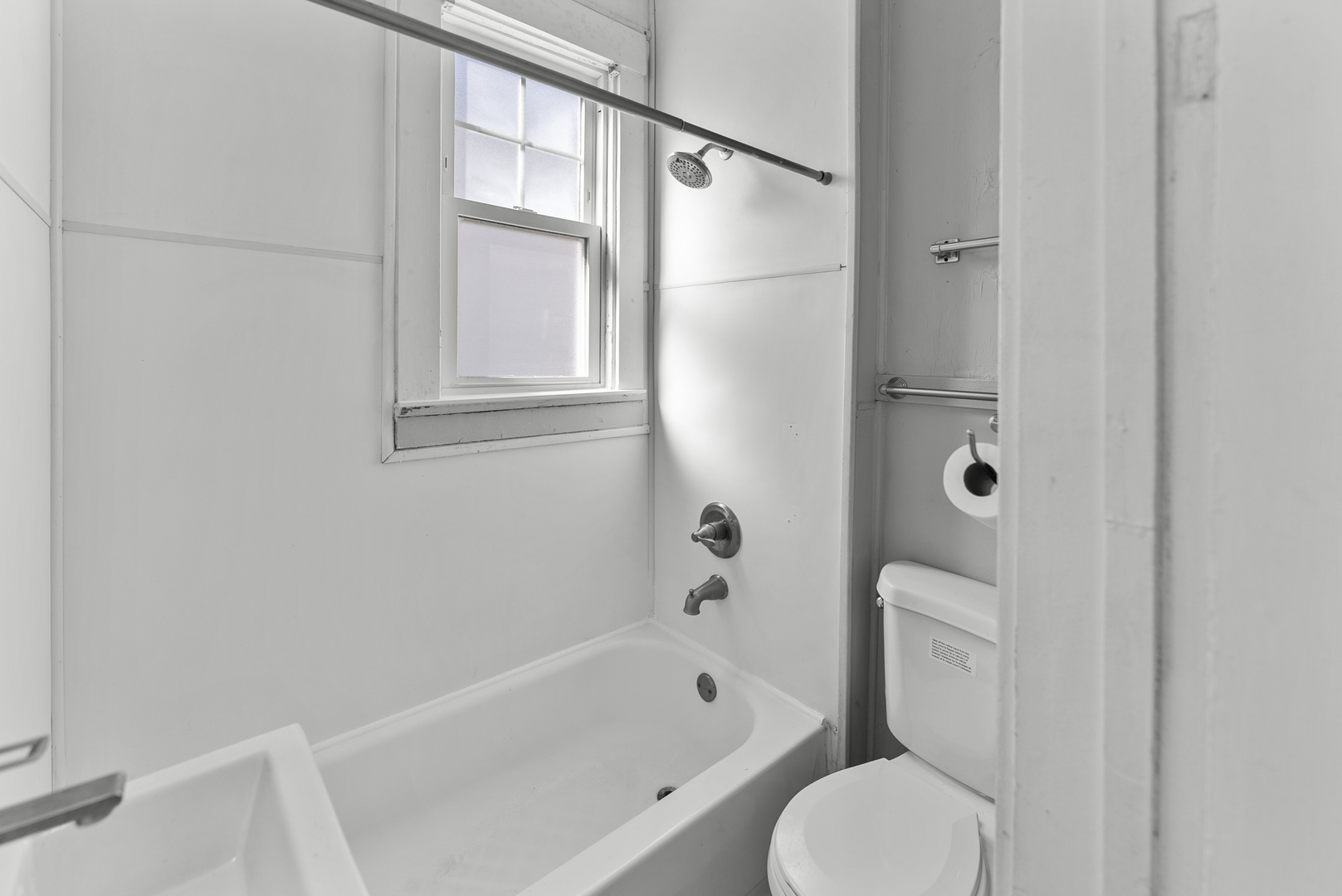 615 44th Street Rock Island, IL 61201 - Photo 8 of 22 a bathroom with a toilet and a bathtub