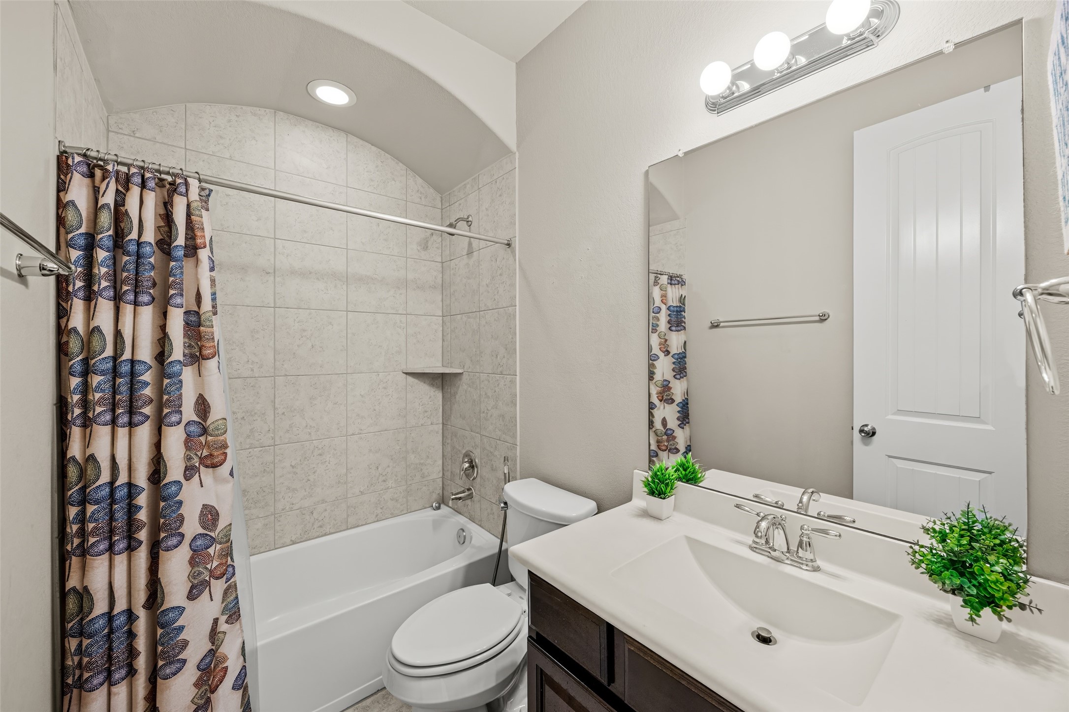 4438 Selwyn Road Richmond, TX 77407 - Photo 13 of 23 a bathroom with a sink a toilet a bathtub and shower