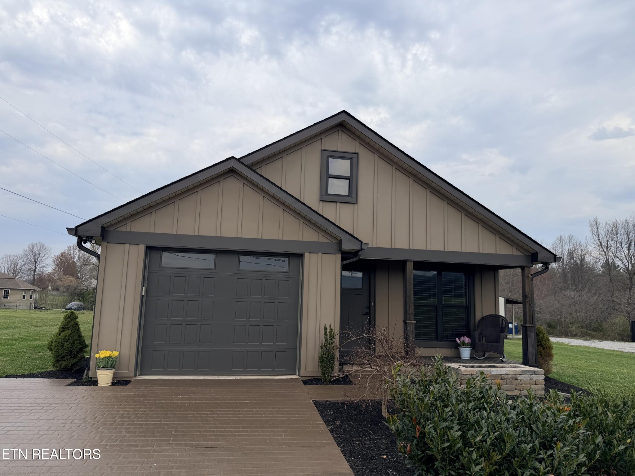 1021 Pleasant Grove Road Winfield, TN 37892 - Photo 2 of 42 a front view of a house with garden