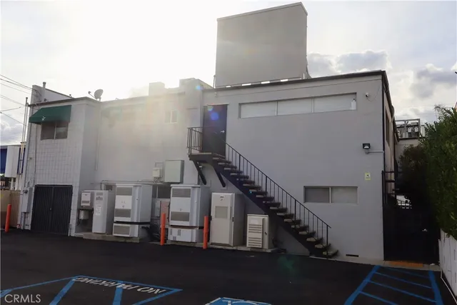 $1,999 | 6016 Fallbrook Avenue, Unit 200, Woodland Hills, CA 91367