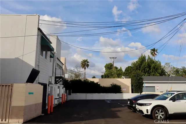 $1,999 | 6016 Fallbrook Avenue, Unit 200, Woodland Hills, CA 91367