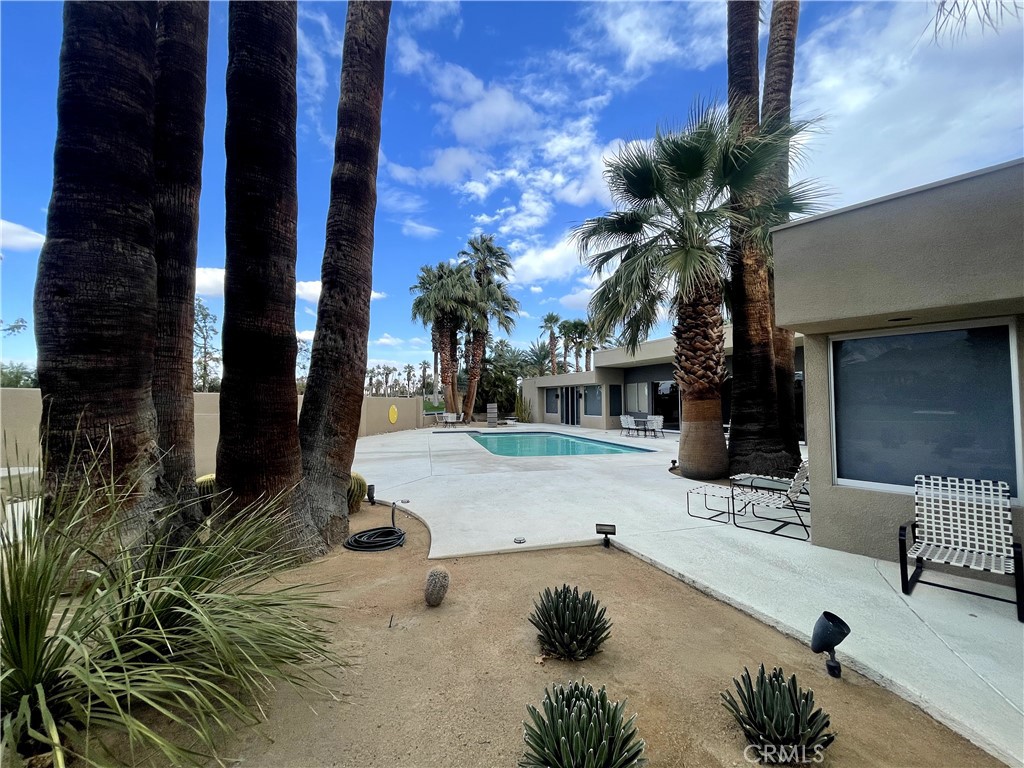40231 Club View Drive Rancho Mirage, CA 92270 - Photo 36 of 37 a view of a house with a bath tub and a fire pit