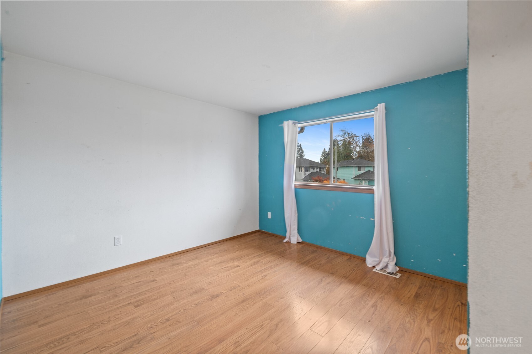 5411 158th Place Southwest Edmonds, WA 98026 - Photo 20 of 38 an empty room with window