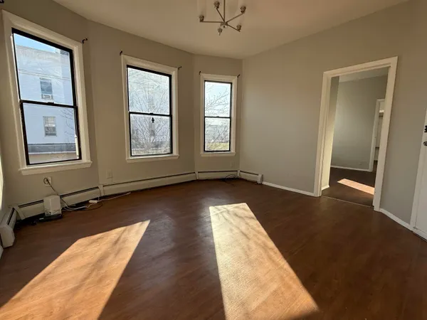 $1,975 | 846 Broadway, Unit 2R, Bayonne, NJ 07002