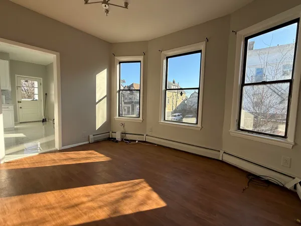 $1,975 | 846 Broadway, Unit 2R, Bayonne, NJ 07002