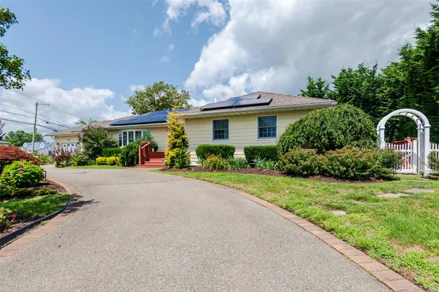 $689,000 | 3275 Bay Front Drive, Baldwin, NY 11510