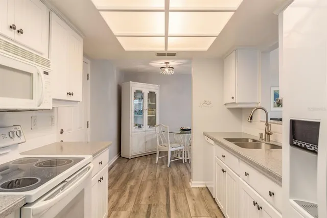 $369,900 | 409 Stirling Terrace, Dunedin, FL 34698