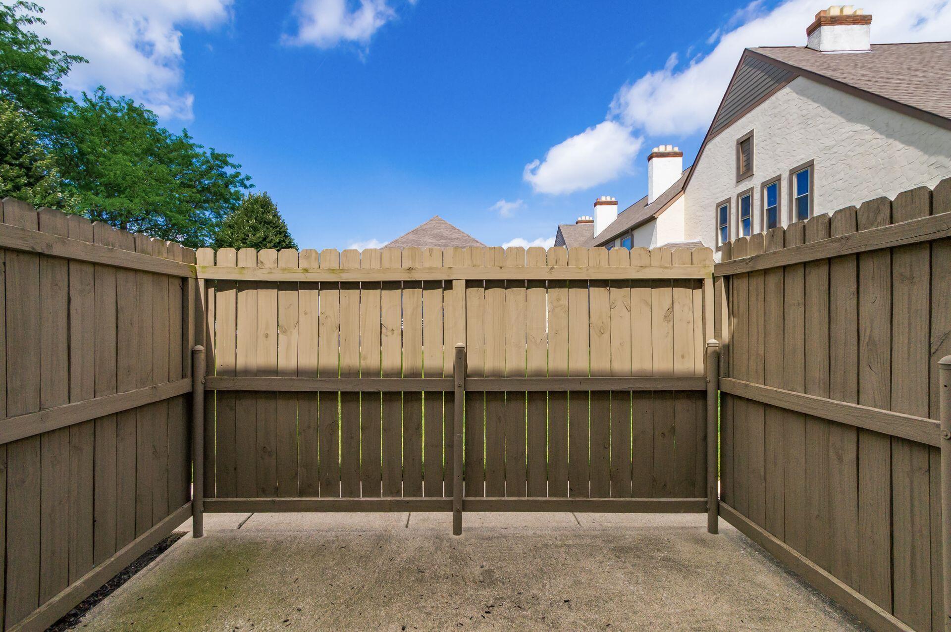 432 Edinburgh Road Dublin, OH 43017 - Photo 19 of 20 Enclosed patio