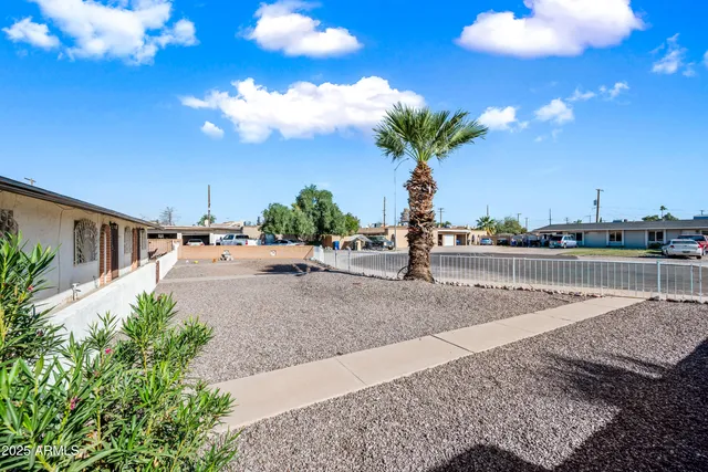 a view of a backyard