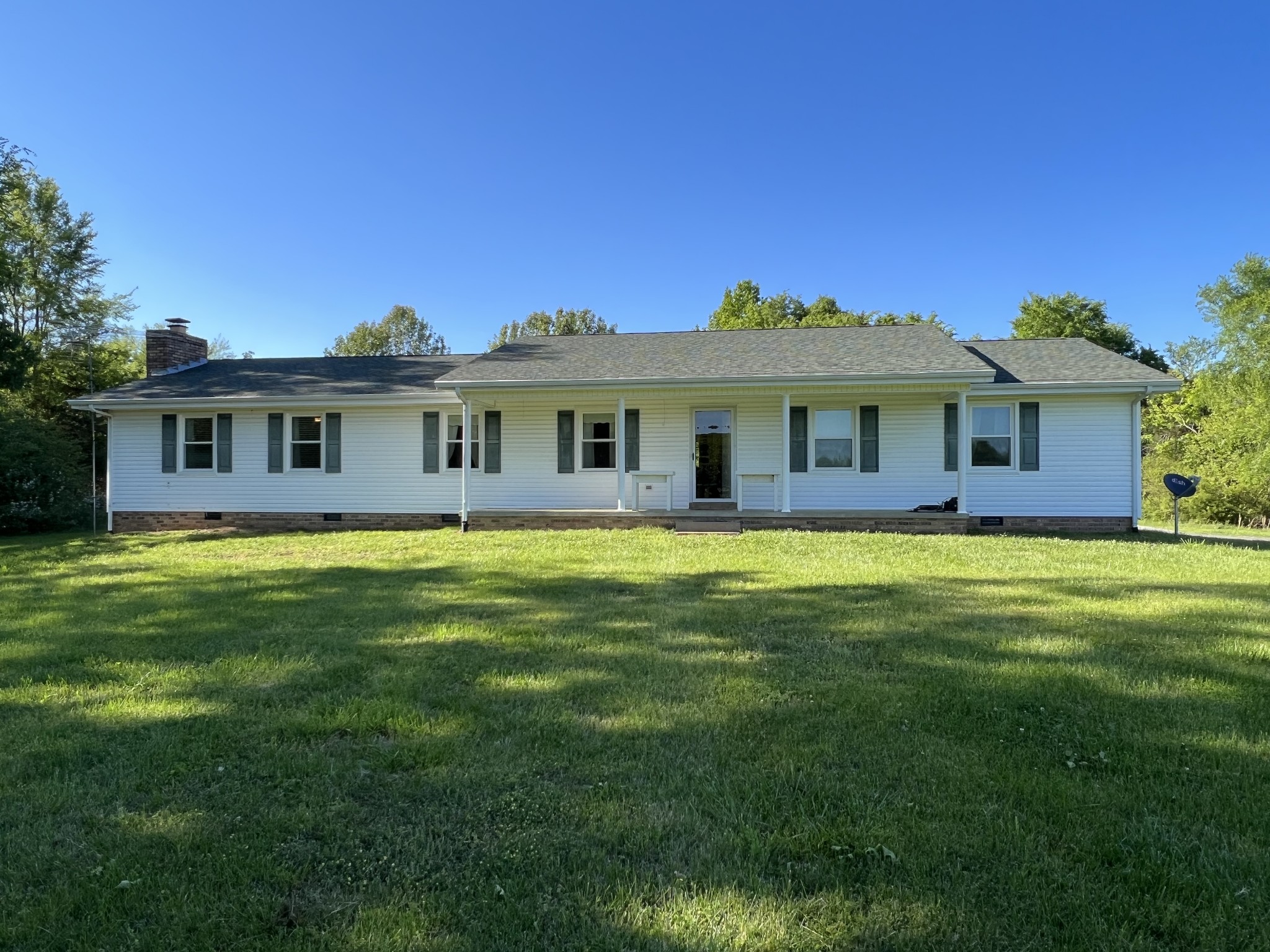 810 Rabbit Branch Road Shelbyville, TN 37160 - Photo 3 of 17 a front view of a house with a garden