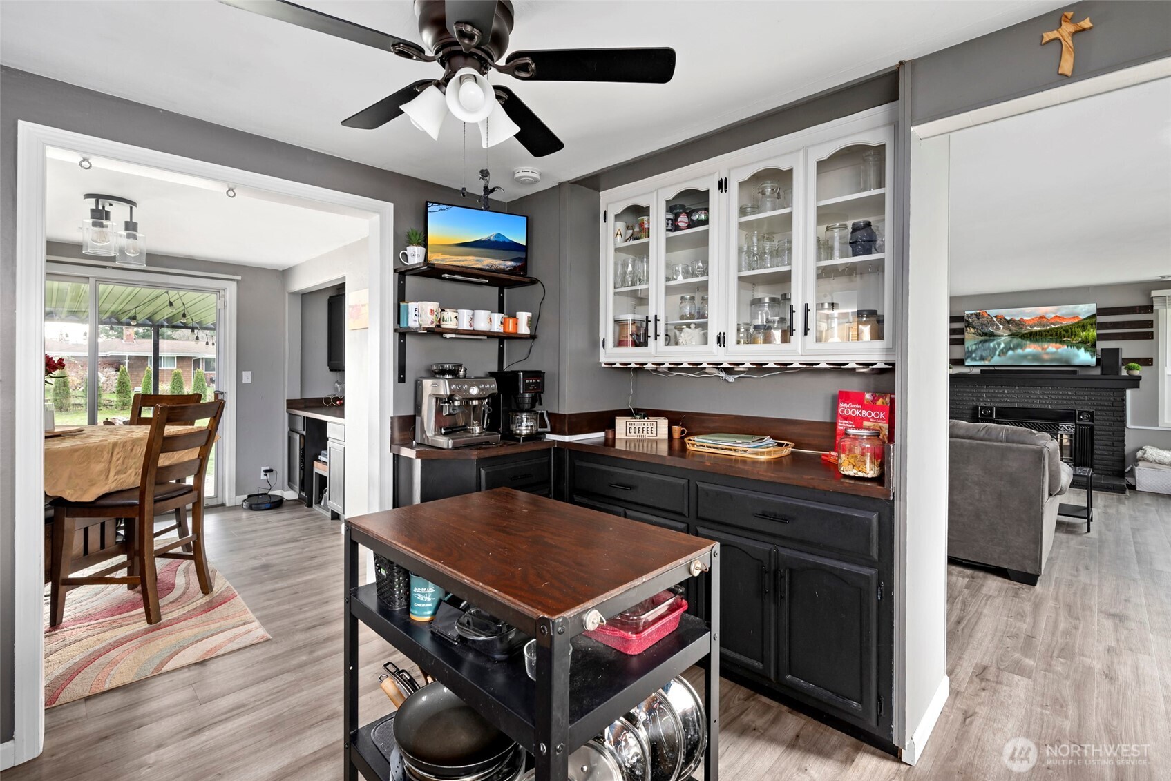 541 Southeast 5th Avenue Oak Harbor, WA 98277 - Photo 12 of 35 a kitchen that has a table and chairs in it
