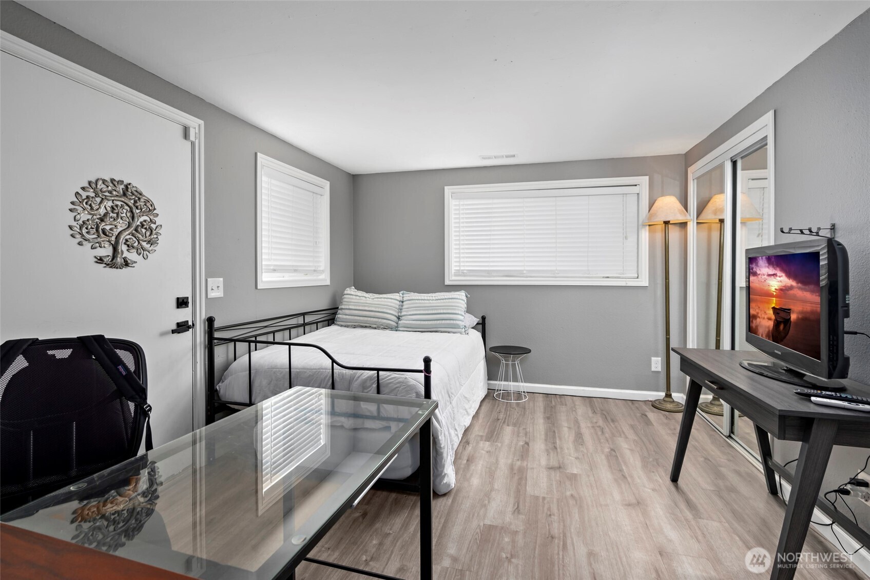 541 Southeast 5th Avenue Oak Harbor, WA 98277 - Photo 21 of 35 a workspace with furniture and window