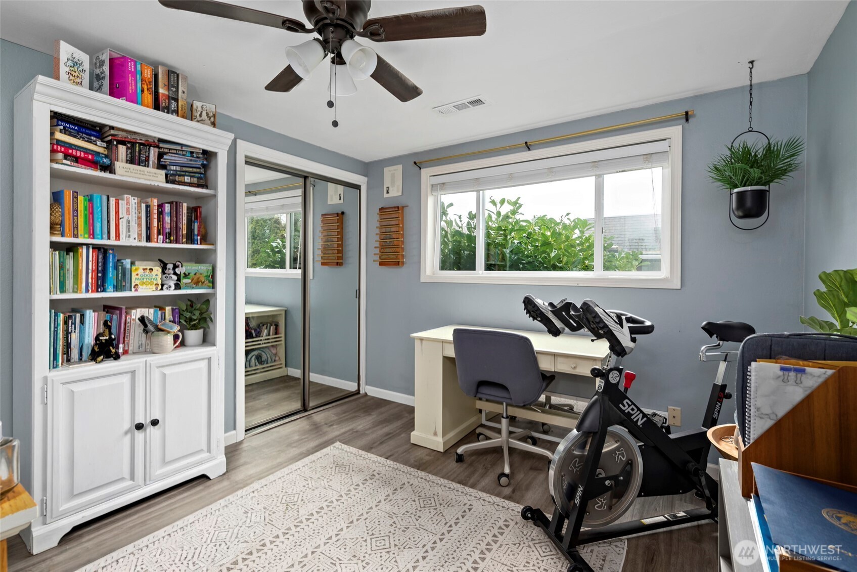 541 Southeast 5th Avenue Oak Harbor, WA 98277 - Photo 24 of 35 a workspace with furniture hardwood and a window
