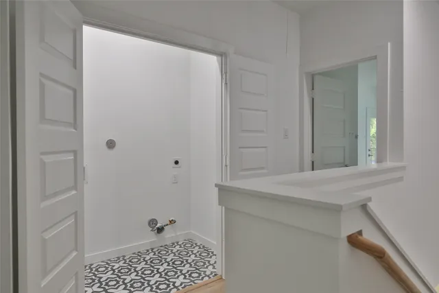 a view of empty room with window