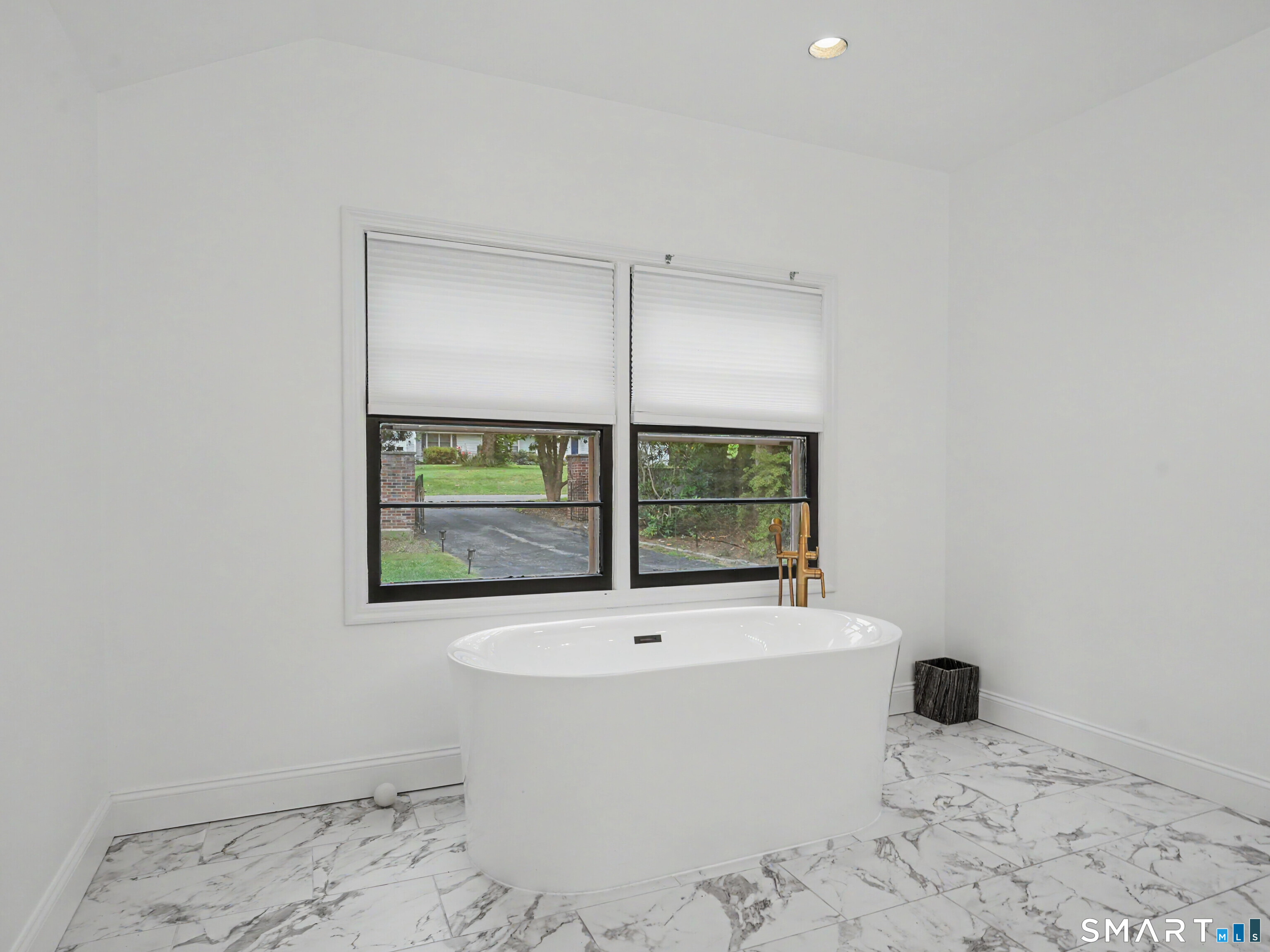 121 Parry Road Stamford, CT 06907 - Photo 17 of 40 Soaking tub