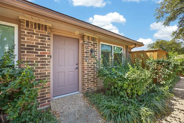 $1,950 | 2621 Amherst Court, Irving, TX 75038