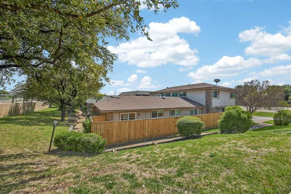 $1,950 | 2621 Amherst Court, Irving, TX 75038