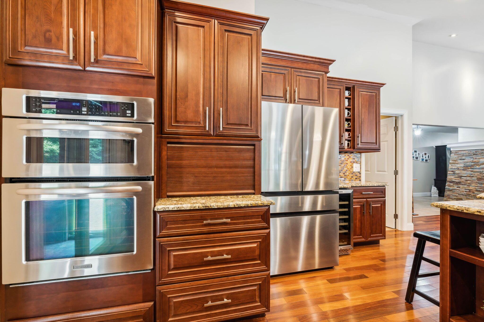 2423 Carriage Road Powell, OH 43065 - Photo 26 of 100 Built-in microwave and oven!