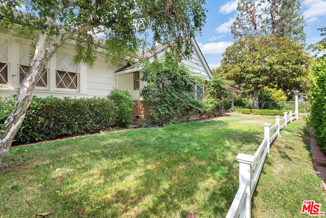 791 North Bundy Drive Los Angeles, CA 90049 - Photo 3 of 33 a view of yard with green space